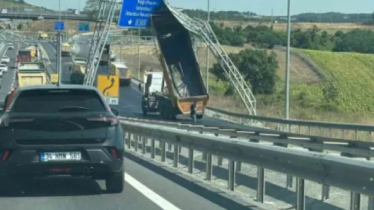 Kamyonun açık unutulan damperi yön levhasına çarptı