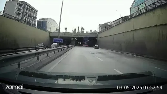 Kamyonun açık unutulan kapağı tünele çarptı