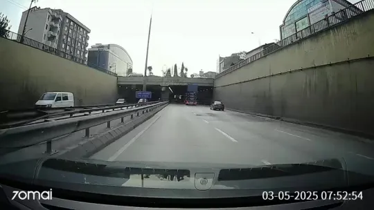 Kamyonun açık unutulan kapağı tünele çarptı