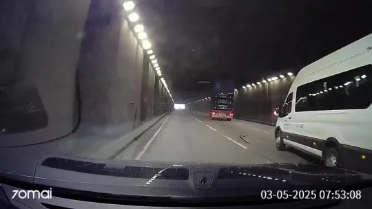 Kamyonun açık unutulan kapağı tünele çarptı