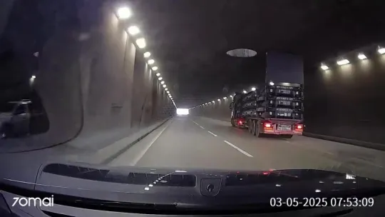 Kamyonun açık unutulan kapağı tünele çarptı