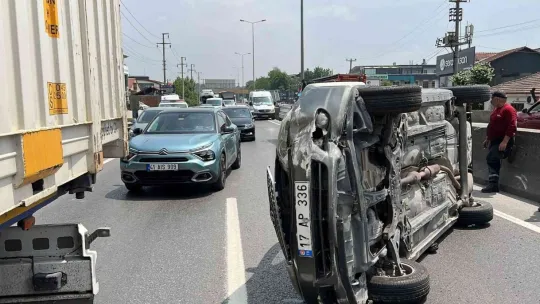 Kamyonun çarptığı otomobil takla atıp yan durdu