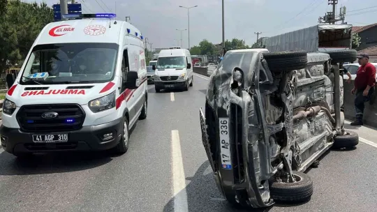 Kamyonun çarptığı otomobil takla atıp yan durdu