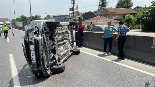 Kamyonun çarptığı otomobil takla atıp yan durdu