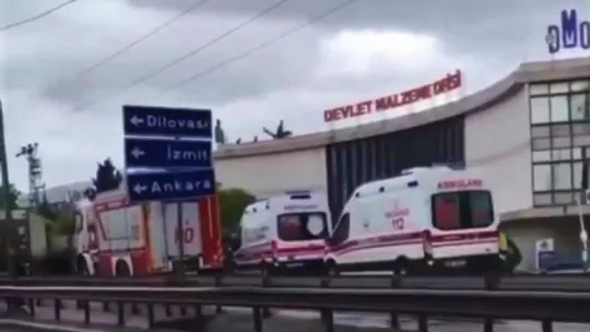 Kamyonun çarptığı otomobil tırın altına girdi: 3 yaralı!