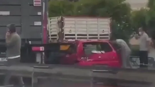Kamyonun çarptığı otomobil tırın altına girdi: 3 yaralı!