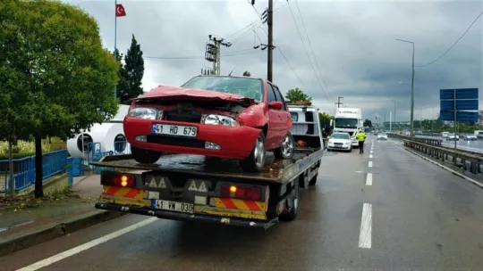 Kamyonun çarptığı otomobil tırın altına girdi: 3 yaralı!