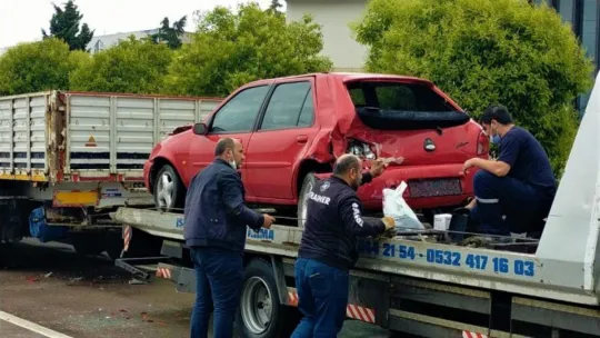 Kamyonun çarptığı otomobil tırın altına girdi: 3 yaralı!