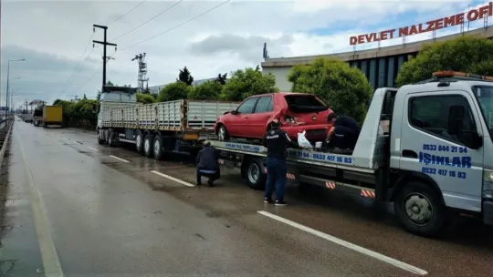 Kamyonun çarptığı otomobil tırın altına girdi: 3 yaralı!