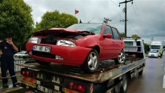 Kamyonun çarptığı otomobil tırın altına girdi: 3 yaralı!