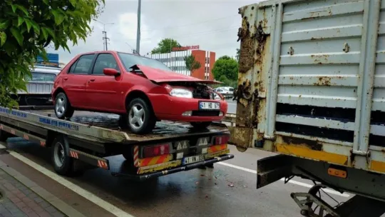 Kamyonun çarptığı otomobil tırın altına girdi: 3 yaralı!