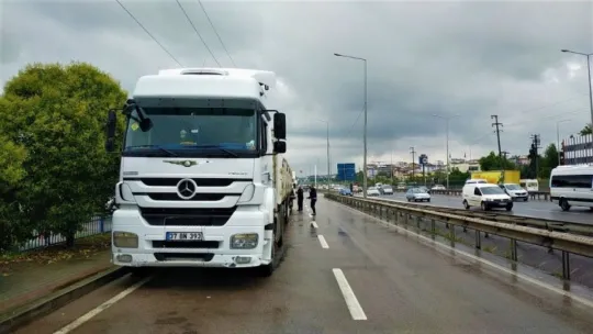 Kamyonun çarptığı otomobil tırın altına girdi: 3 yaralı!