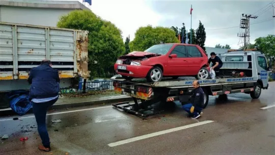 Kamyonun çarptığı otomobil tırın altına girdi: 3 yaralı!