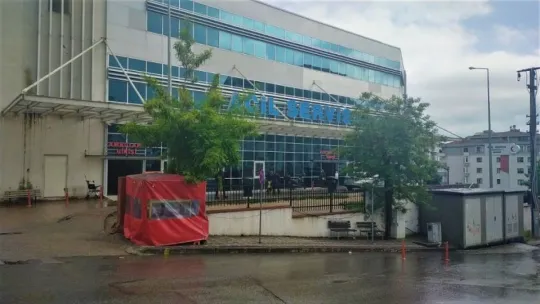 Kamyonun çarptığı otomobil tırın altına girdi: 3 yaralı!
