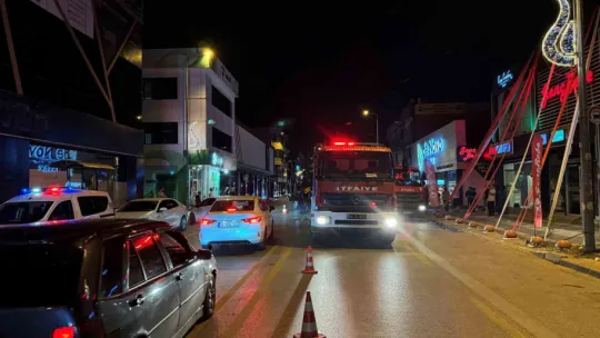 Kamyonun kasasındaki çöpler alev aldı
