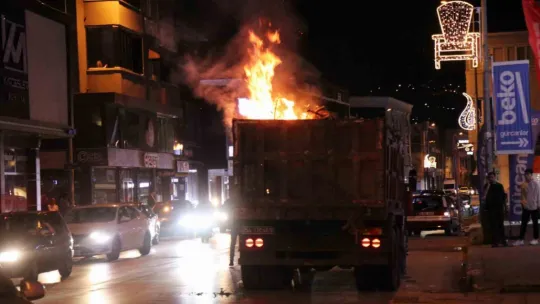Kamyonun kasasındaki çöpler alev aldı