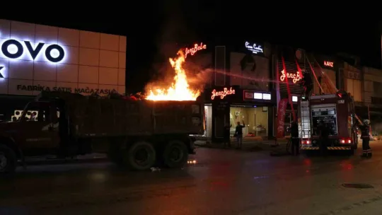 Kamyonun kasasındaki çöpler alev aldı