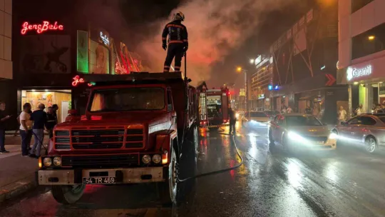 Kamyonun kasasındaki çöpler alev aldı