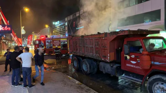 Kamyonun kasasındaki çöpler alev aldı