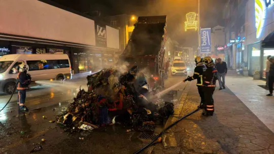 Kamyonun kasasındaki çöpler alev aldı