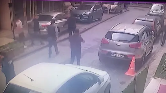 Onlarca kişinin gözü önünde tabanca ile vuruldu