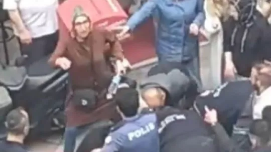 Onlarca kişinin gözü önünde tabanca ile vuruldu