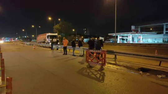 Su birikintisi asfaltı çökertti