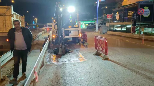 Su birikintisi asfaltı çökertti
