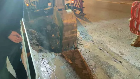 Su birikintisi asfaltı çökertti