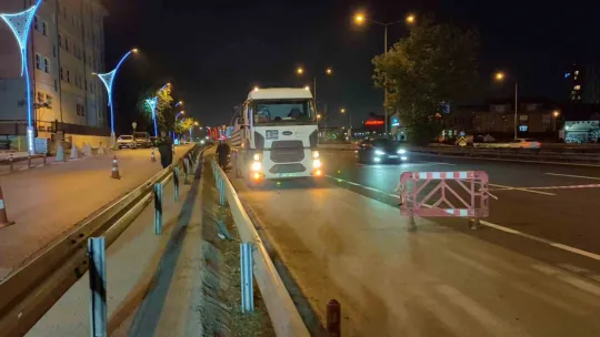 Su birikintisi asfaltı çökertti
