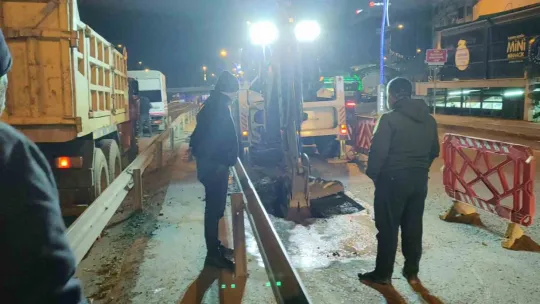 Su birikintisi asfaltı çökertti