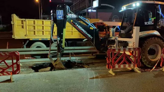 Su birikintisi asfaltı çökertti