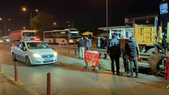 Su birikintisi asfaltı çökertti