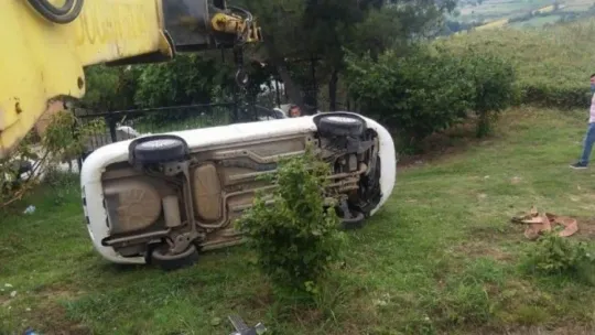 Kandıra'da otomobil şarampole devrildi