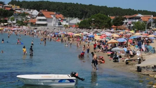 Kandıra sahilleri tatilcilerle dolup taştı