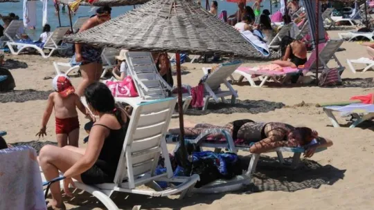 Kandıra sahilleri tatilcilerle dolup taştı