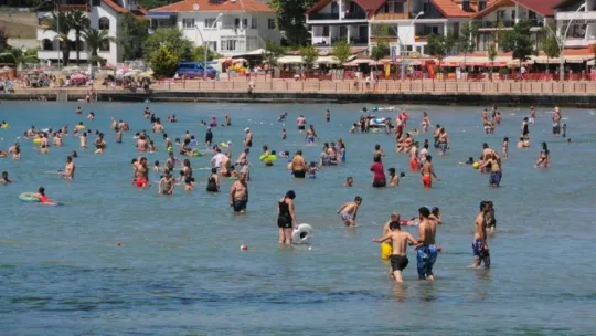 Kandıra sahilleri tatilcilerle dolup taştı