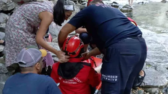 700 metre yükseklikteki kanyondan aşağıya düştü