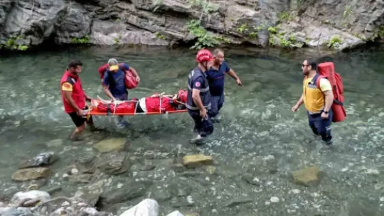 700 metre yükseklikteki kanyondan aşağıya düştü