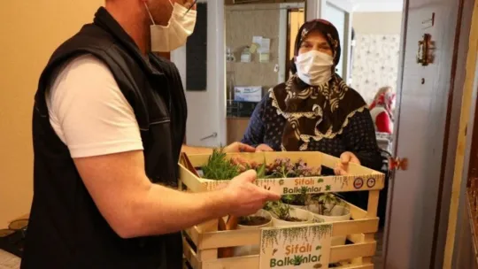 Kapanmada balkonlar şifa deposuna dönüştürülüyor