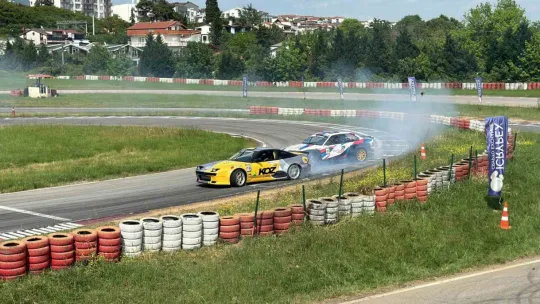 Kapı kapıya devir çeviren drift araçları tozu dumana kattı