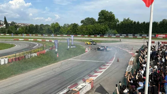 Kapı kapıya devir çeviren drift araçları tozu dumana kattı