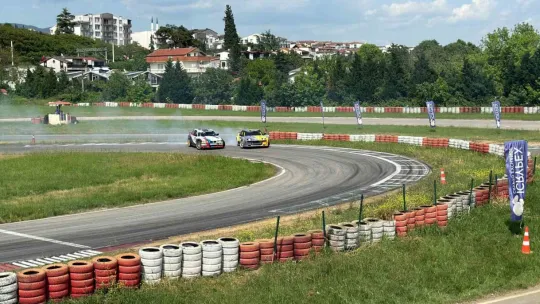 Kapı kapıya devir çeviren drift araçları tozu dumana kattı