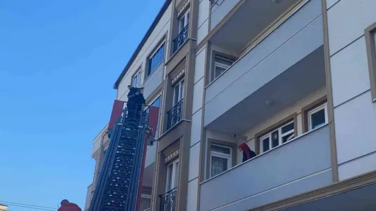 Kapıyı açamayan yaşlı kadın için camdan içeri girdiler