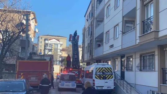 Kapıyı açamayan yaşlı kadın için camdan içeri girdiler