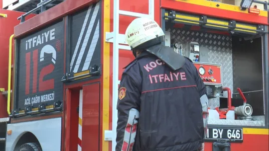 Kapıyı açamayan yaşlı kadın için camdan içeri girdiler