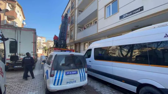 Kapıyı açamayan yaşlı kadın için camdan içeri girdiler