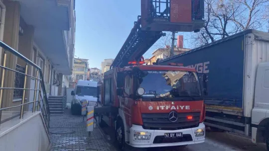 Kapıyı açamayan yaşlı kadın için camdan içeri girdiler