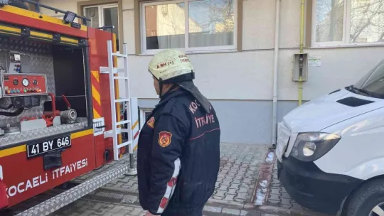 Kapıyı açamayan yaşlı kadın için camdan içeri girdiler