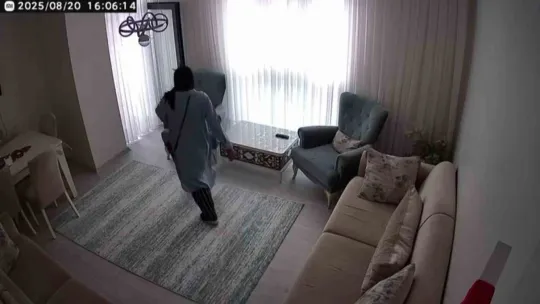 Kapıyı tıklatıp eve giren soyguncu kadınlar, kamerayı görünce panikledi